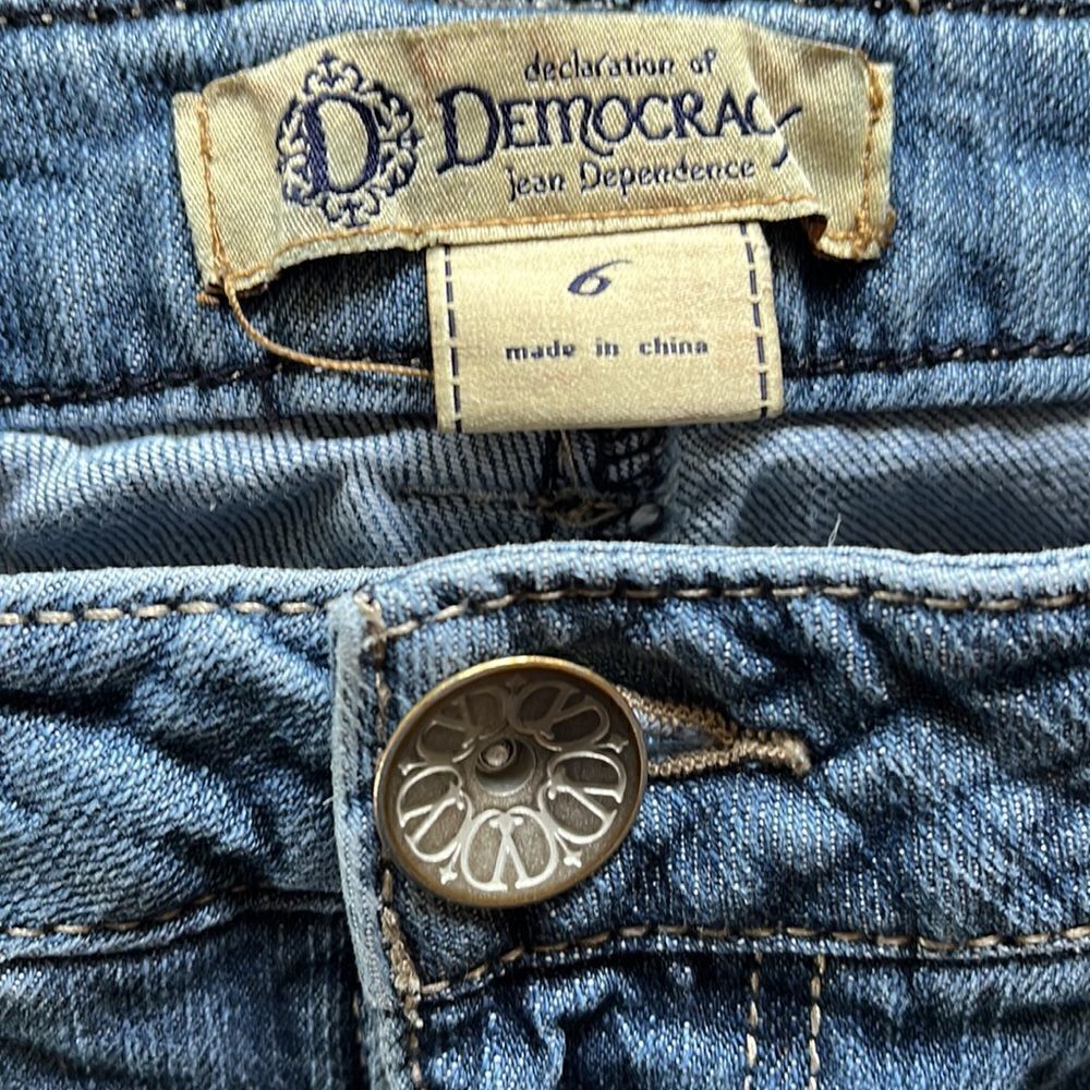 DISTRESSED WOMEN’S SIZE 6 DEMOCRACY SKIMMERS/BERMUDAS jean shorts - Picture 3 of 8